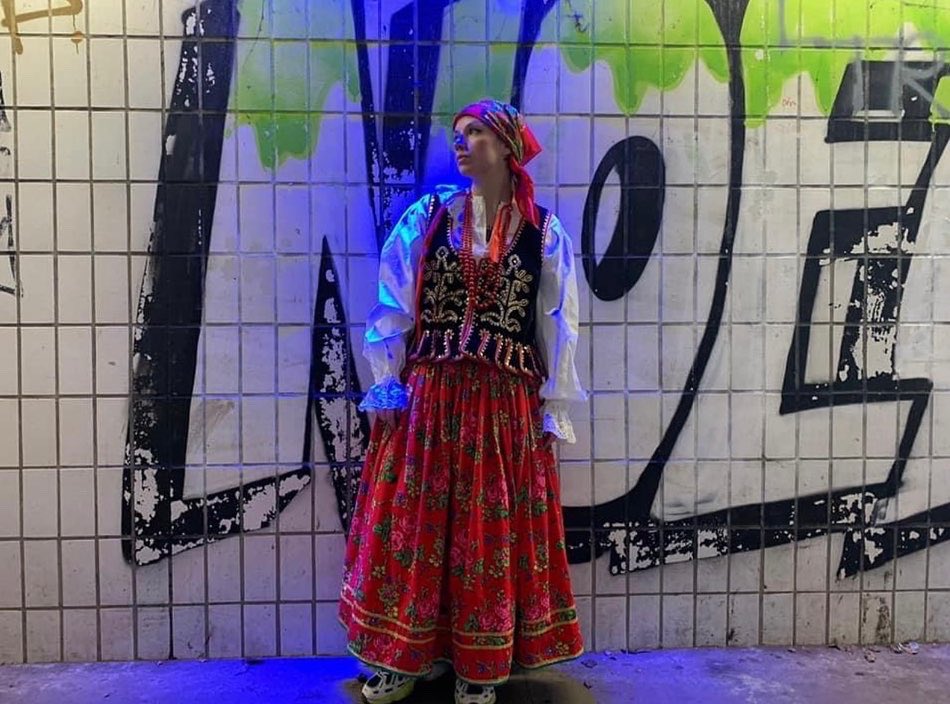 EuropiaArts's tweet photo. Magdalena will be performing “Hardcore Cracovianka” at @HOME_mcr on 27th of March. Will post more details closer to the time 🌟🌟🌟🌟🌟
.
#djtry #performanceart #european #polish #tradition #modernart #identity https://t.co/yXCfbf4ucs