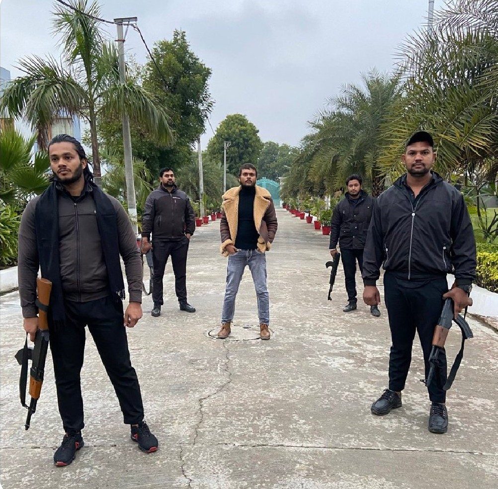 ये वही राम भक्त गोपाल है जिसने दो साल पहले दिल्ली पुलिस की निगरानी मे जामिया छात्रों पर गोली चलाई था।भाजपा सरकार मे गोली चला कर ये खुले आम घूम रहा है,सेकुलर और धर्म निर्पेक्ष लोकतंत्र के लिए इस से बड़ी शर्म की बात और क्या हो सकती है।