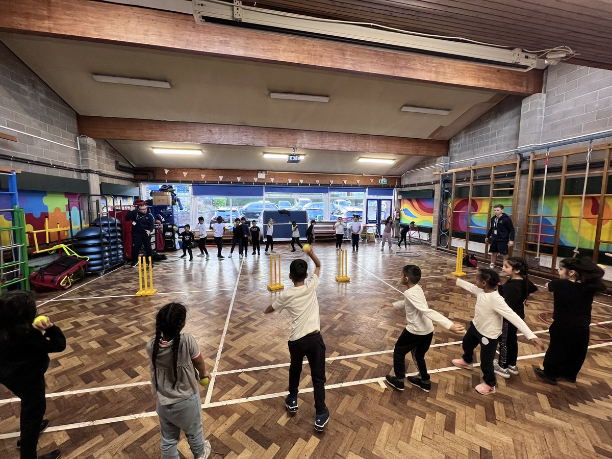 WelfordPrimary's tweet photo. Year 2 have had a fun-filled PE session with @warks_wcb @Chance2Shine learning how to throw accurately while listening and staying safe. 😬 #ferociousfielder https://t.co/EbmxGJOySP