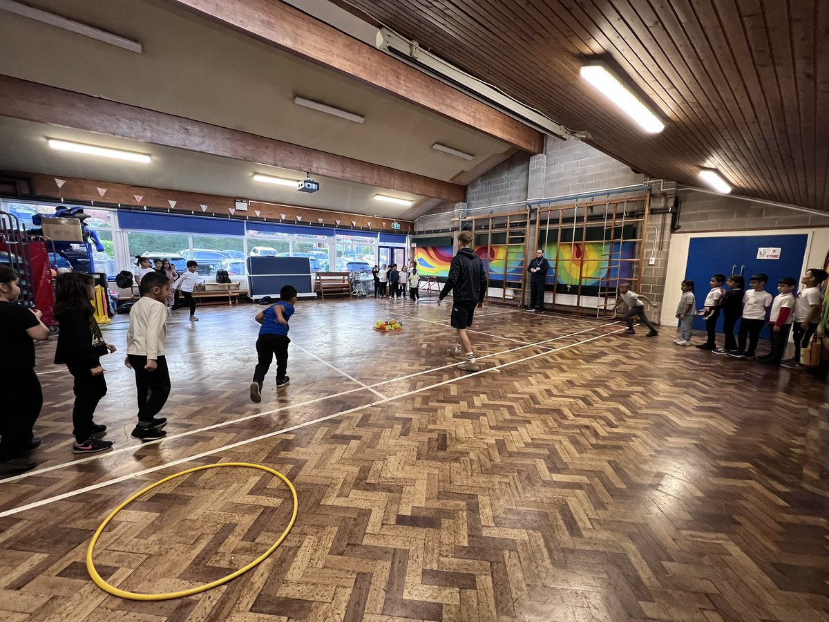 WelfordPrimary's tweet photo. Year 2 have had a fun-filled PE session with @warks_wcb @Chance2Shine learning how to throw accurately while listening and staying safe. 😬 #ferociousfielder https://t.co/EbmxGJOySP