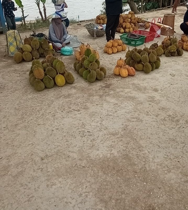 Emang, makannya (hampir) sekantoran lebih asyik. Pulang2 ibuk puyeng 😅