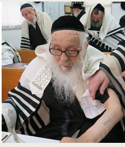 היינט איז אוועק הרה"ח ניסן לעזר ע"ה מחשובי חסידי באבוב אין טיפען עלטער פין 98 יאר. מערקט די אוישוויץ נומערן אויפן ארעם.