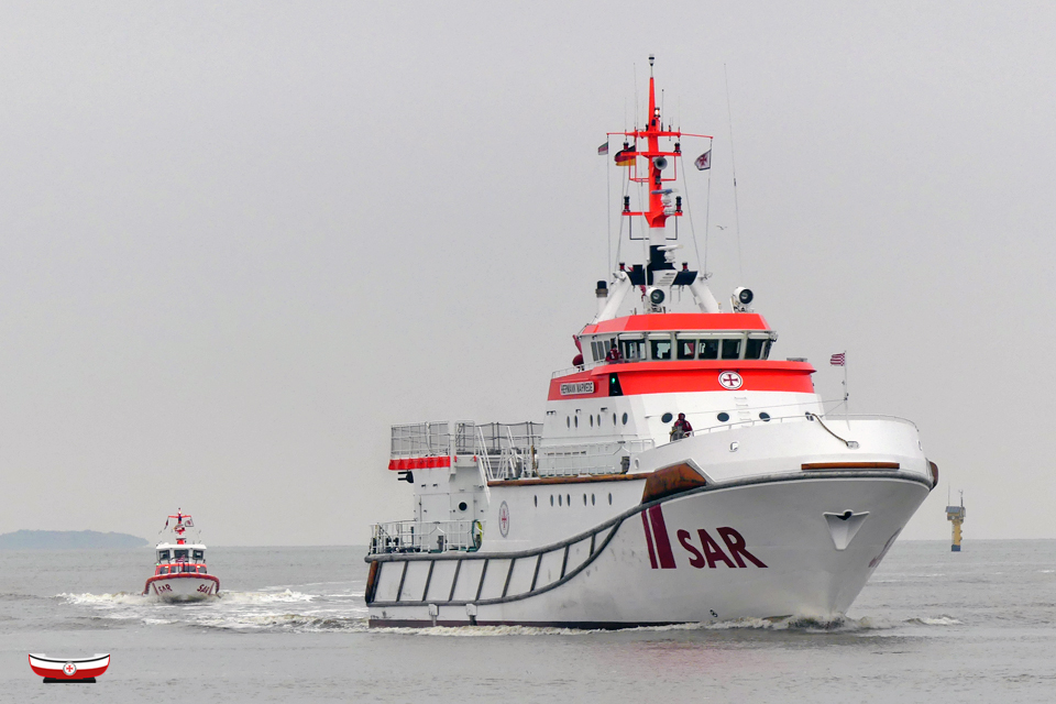 Seenotretter's tweet photo. #Seenotretter-„Familienausflug“ 🤝 an die #Weser: Die HERMANN MARWEDE ist unterwegs zur turnusgemäßen Generalüberholung 🛠️ auf der #Fassmer-Werft. Die WILMA SIKORSKI, die u. a. zum Training auf #Helgoland war, begleitet sie. Vertretung auf #DeätLun macht die HANS HACKMACK. #DGzRS https://t.co/ZheTXkXwcw