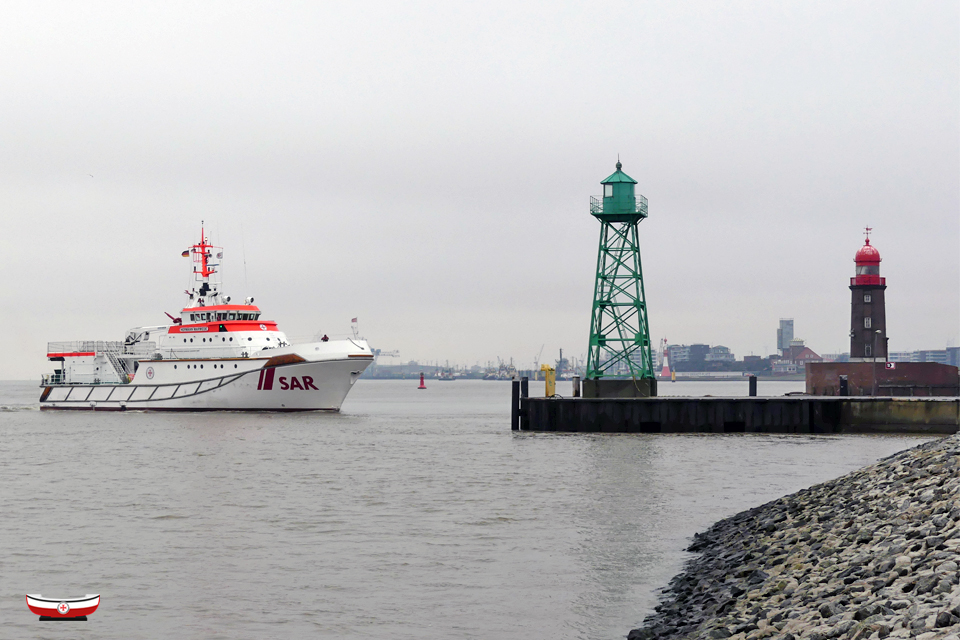 Seenotretter's tweet photo. #Seenotretter-„Familienausflug“ 🤝 an die #Weser: Die HERMANN MARWEDE ist unterwegs zur turnusgemäßen Generalüberholung 🛠️ auf der #Fassmer-Werft. Die WILMA SIKORSKI, die u. a. zum Training auf #Helgoland war, begleitet sie. Vertretung auf #DeätLun macht die HANS HACKMACK. #DGzRS https://t.co/ZheTXkXwcw
