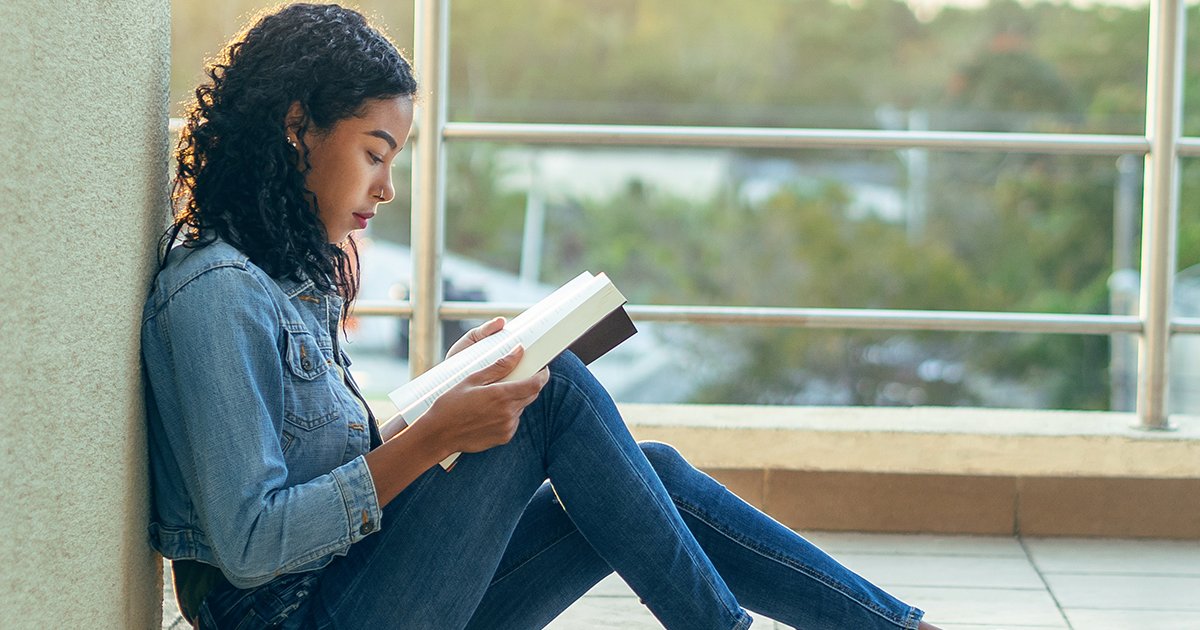 In “Brown Girl Dreaming”, a coming of age memoir written in verse, @JackieWoodson asks readers to consider how family and belonging can shape our identities. Click for our guide on the book w/ discussion questions, classroom activities & assessments. ow.ly/vlrQ50HH5oT