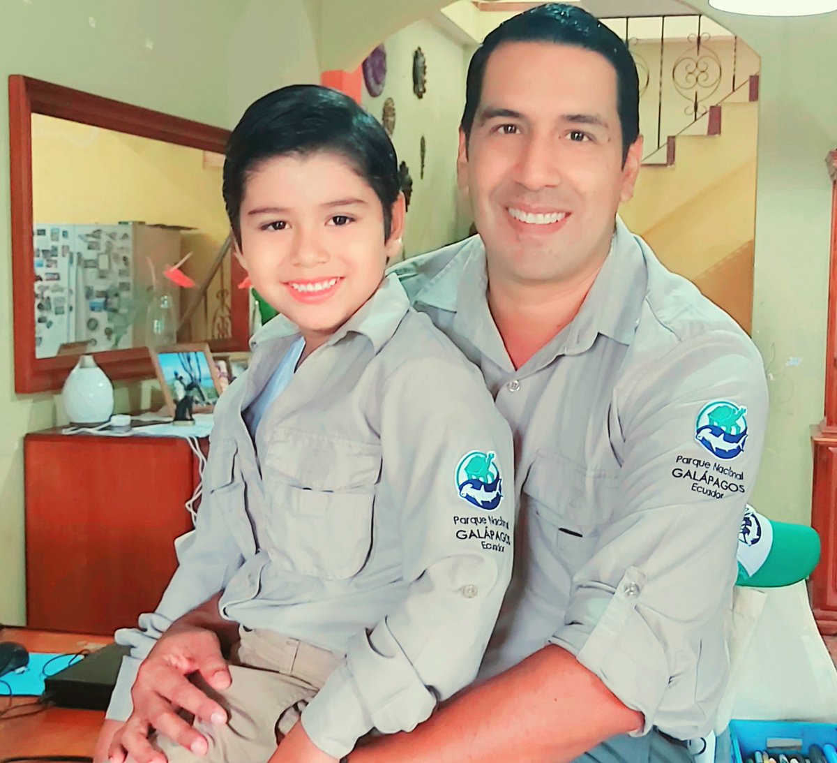 DannyRuedaC's tweet photo. Sueña con ser guardaparque, cuidar a los animales, recoger basura de la playa... hoy presentará su futura profesión en la escuela... estoy seguro que cumplirá su sueño... #ElíasGuardaparque 🇸🇱🇸🇱🇸🇱💚💚💚
@GuardaparquesEc @EcGuardaparques https://t.co/SlzxioFGps