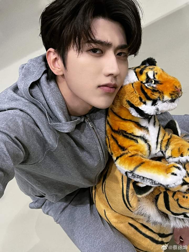 bichngocdayne's tweet photo. Can I have it???
The grey one 🥺
#CaiXukun #蔡徐坤 https://t.co/XpoZhMNEoY