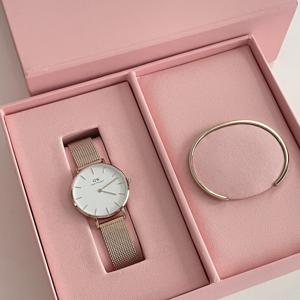 แสนเลอค่า นาฬิกากับกำไลของ Daniel Wellington มันสวยมากก เป็นความมินิมอลที่ดูดี มีคลาสมาก t-t ความสีโรสโกลด์อะ ขับผิวสุด ใส่แล้วโคตรดูแพง เป็นคอลเลคชั่น limited วันวาเลนไทน์พอดี ดีใจมากที่ได้น้องมา บอกเลยว่าควรตำ มันแรร์มาก💖