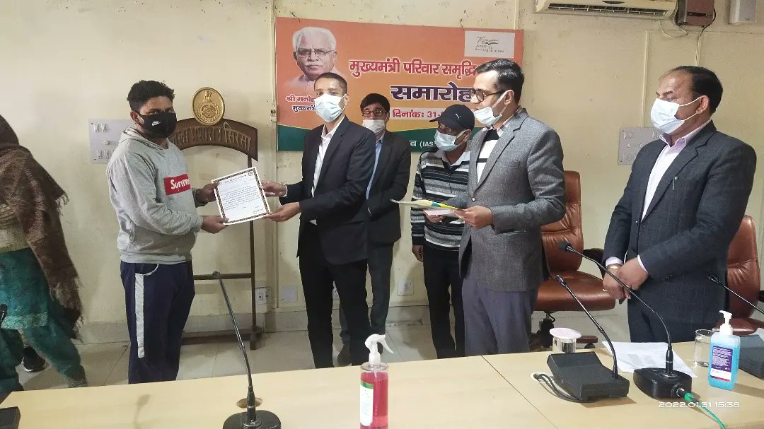 DiproSirsa's tweet photo. मुख्यमंत्री परिवार समृद्घि योजना के संबंध में मुख्यमंत्री मनोहर लाल ने की वीडियो कॉफ्रेंस
-सिरसा जिला के प्रधानमंत्री जीवन ज्योति बीमा योजना व प्रधानमंत्री सुरक्षा बीमा योजना के लाभ के लिए पात्र व्यक्ति अपना पंजीकरण जरूर करवाएं : उपायुक्त अनीश यादव

@cmohry @DiprHaryana #mmpsy https://t.co/matZgRaXS5