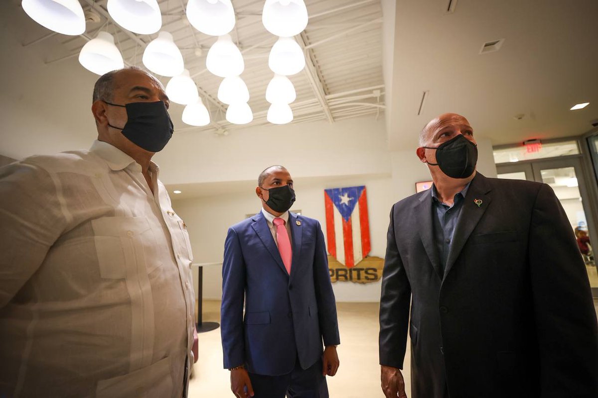 prdirprits's tweet photo. Gracias a proyectos como #VACUID, #CESCODigital, entre otros, P.R. es referencia de innovación para otros países. Junto al cónsul general de R.D. 🇩🇴 en P.R., Opinio Díaz, desde @pritsgov, ahora trabajamos para replicar estas iniciativas tecnológicas en la Isla hermana. https://t.co/COO0nEhYlI