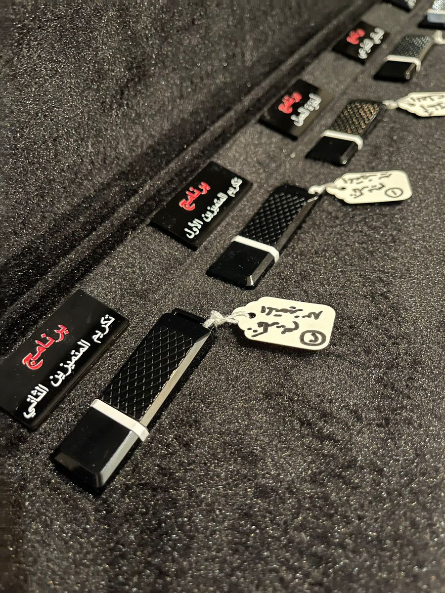 AYSZ1145's tweet image. قدم الأستاذ عبدالله الزهراني المعلم بمجمع الأمير سعود بن نايف التعليمي-القسم المتوسط مجموعة من البرامج المنفذة مع الطلاب لمدير مكتب #تعليم_غرب_الدمام الأستاذ عبدالله الحارثي .
وقدم الزهراني كل برنامج في وحدة تخزين متنقلة يقابله شرح مختصر لفكرة كل برنامج ووقت تنفيذه والهدف منه.