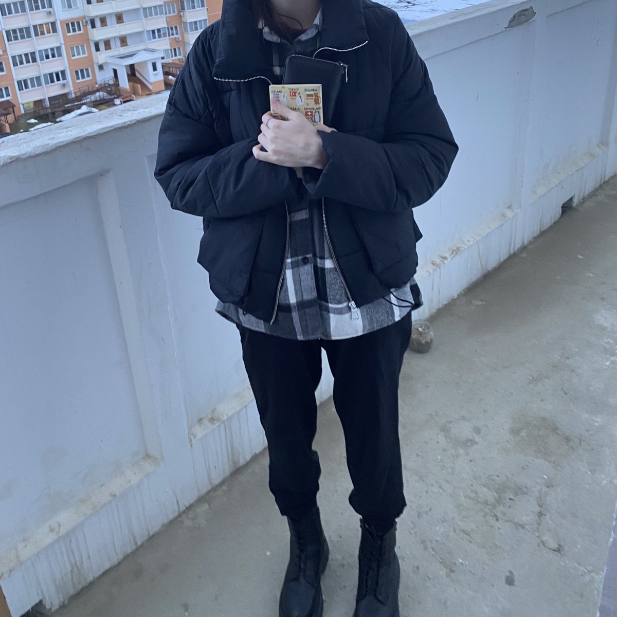 moyavasya's tweet photo. В доме срабатывает пожарная сигнализация, я с температурой через секунду на общем балконе с паспортами: https://t.co/SXLfU4A8jx