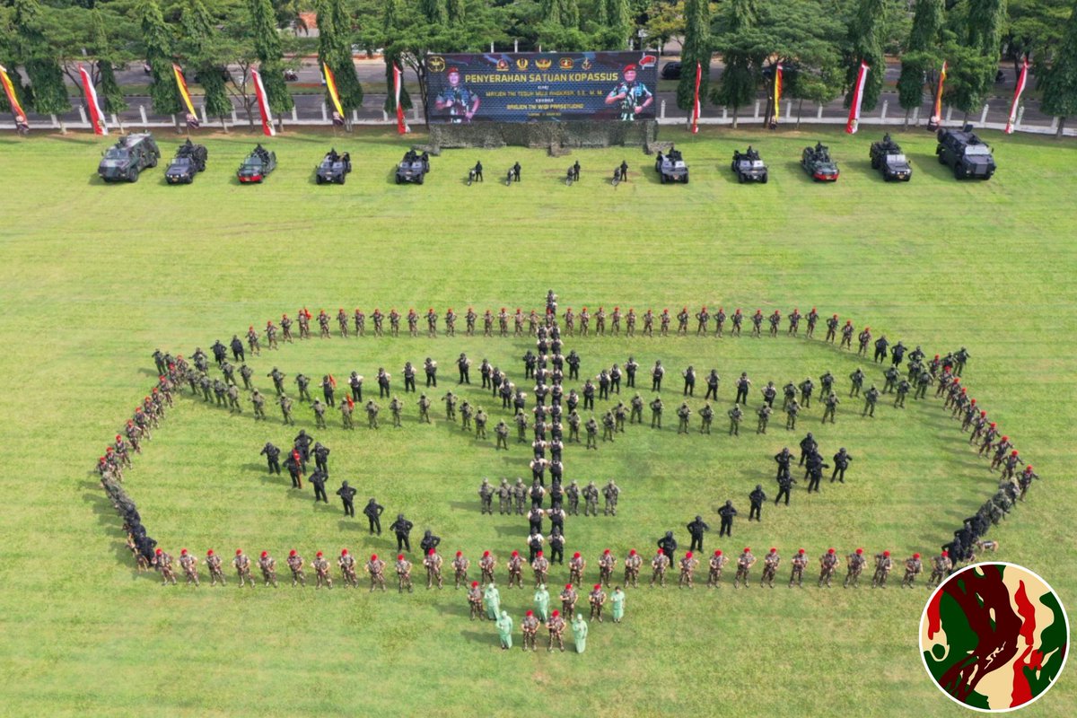 Mayjen TNI Teguh Muji Angkasa resmi serahkan kepemimpinan Kopassus kpd Brigjen TNI Widi Prasetijono.
Komandan Upacara Sertijab adalah Letkol Inf. Wahyo Yuniartoto (Wadan Grup 2 Kopassus).
Uniknya, panggung kehormatan yg digunakan sertijab adalah rantis Kopassus, yaitu P6 Atav.