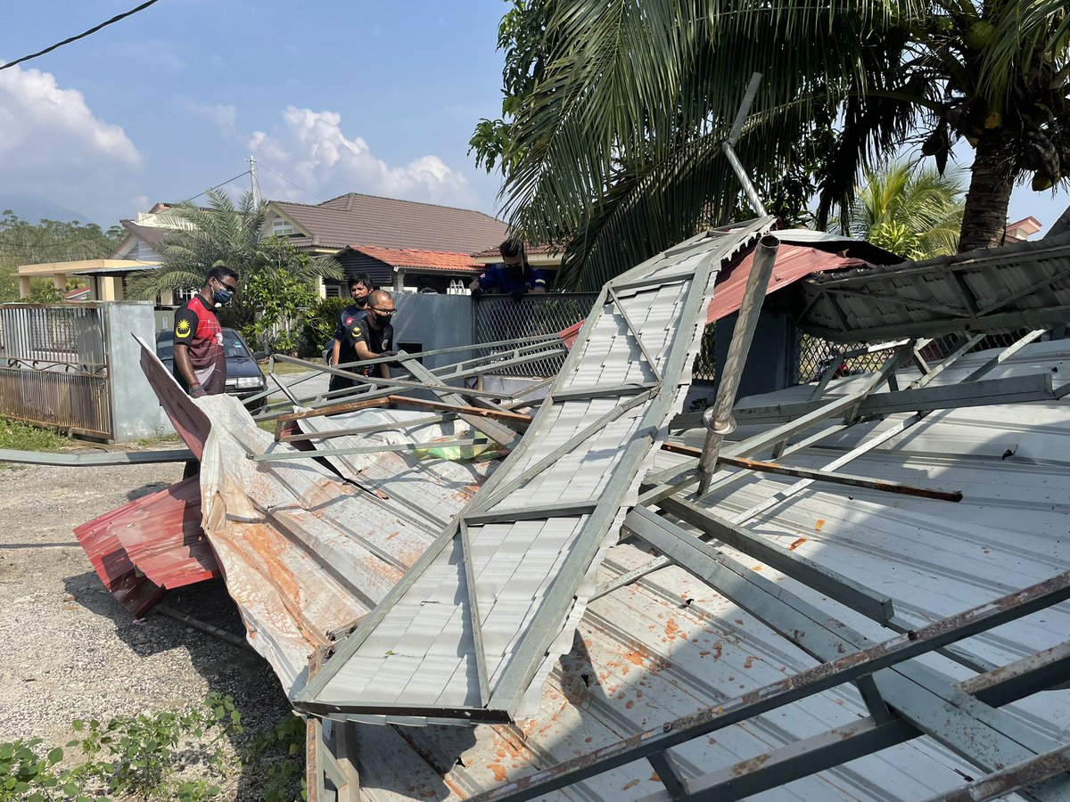 mhaiqalsyahid's tweet photo. MISI RIBUT (PASCA BENCANA) DI KG DESA SRI CHEPOR
Warga Ipoh digemparkan dengan tragedi puting beliung di kawasan Kg Tawas & Chepor.
Alhamdulilah, dapat peluang untuk turun padang lakukan pembersihan pada rumah yang terjejas.
semoga semua selamat
#MBDIpoh
#YangBerkhidmat https://t.co/8nVIiicmrA