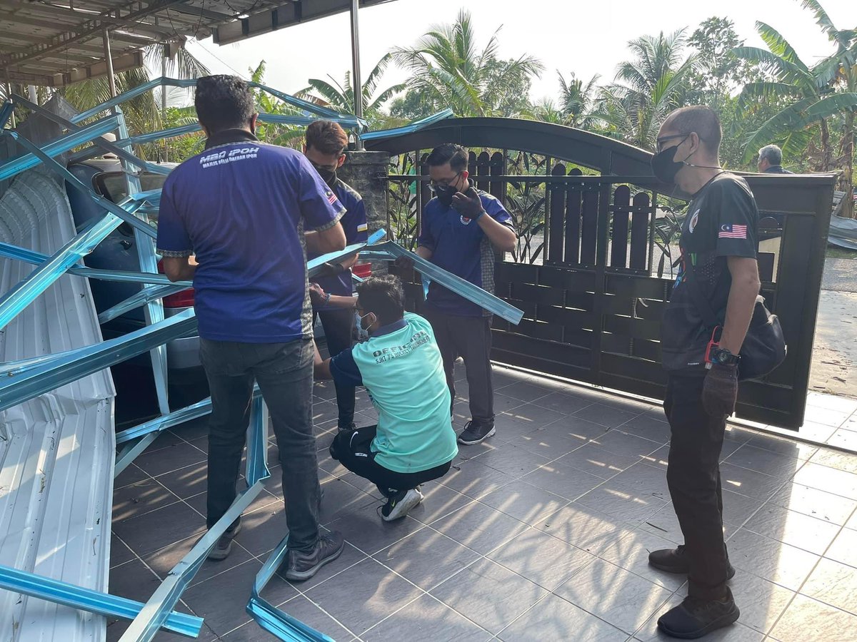 mhaiqalsyahid's tweet photo. MISI RIBUT (PASCA BENCANA) DI KG DESA SRI CHEPOR
Warga Ipoh digemparkan dengan tragedi puting beliung di kawasan Kg Tawas & Chepor.
Alhamdulilah, dapat peluang untuk turun padang lakukan pembersihan pada rumah yang terjejas.
semoga semua selamat
#MBDIpoh
#YangBerkhidmat https://t.co/8nVIiicmrA