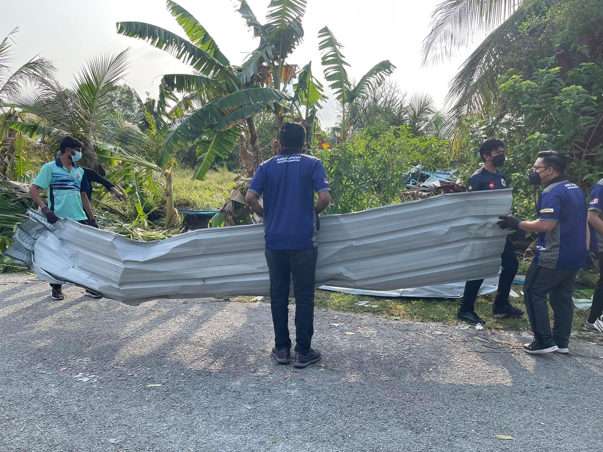 mhaiqalsyahid's tweet photo. MISI RIBUT (PASCA BENCANA) DI KG DESA SRI CHEPOR
Warga Ipoh digemparkan dengan tragedi puting beliung di kawasan Kg Tawas & Chepor.
Alhamdulilah, dapat peluang untuk turun padang lakukan pembersihan pada rumah yang terjejas.
semoga semua selamat
#MBDIpoh
#YangBerkhidmat https://t.co/8nVIiicmrA