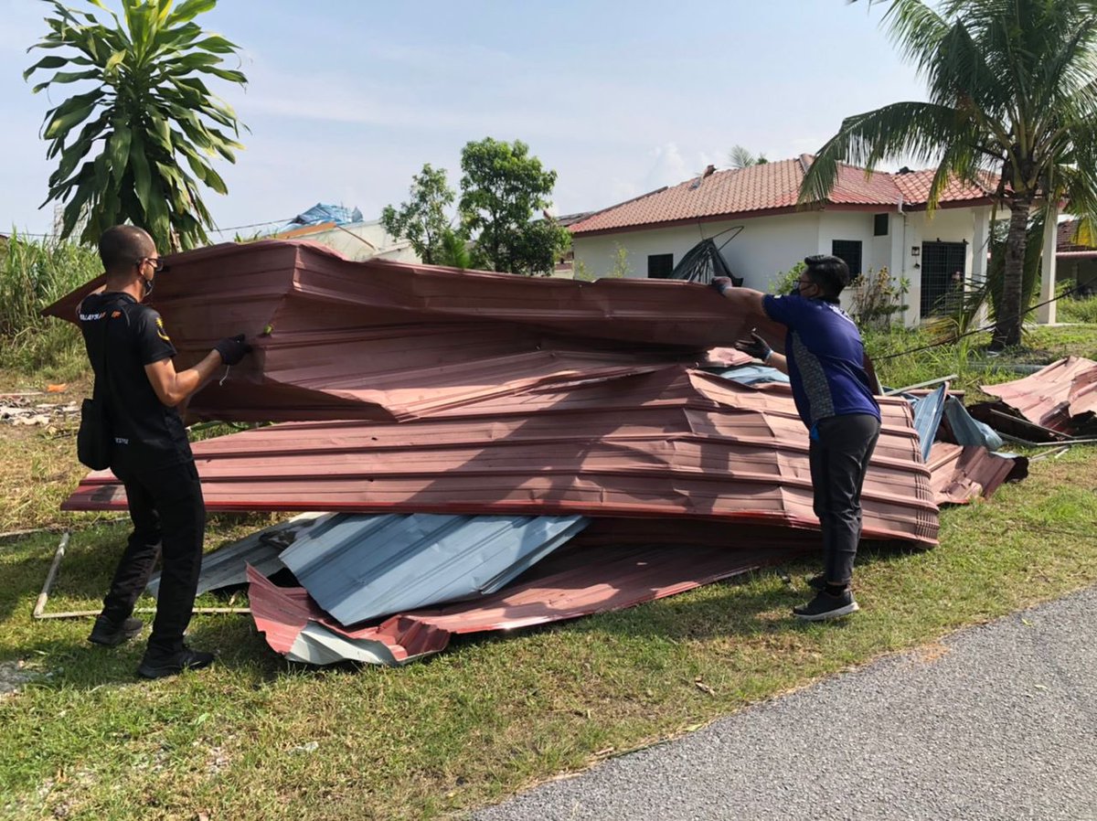 mhaiqalsyahid's tweet photo. MISI RIBUT (PASCA BENCANA) DI KG DESA SRI CHEPOR
Warga Ipoh digemparkan dengan tragedi puting beliung di kawasan Kg Tawas & Chepor.
Alhamdulilah, dapat peluang untuk turun padang lakukan pembersihan pada rumah yang terjejas.
semoga semua selamat
#MBDIpoh
#YangBerkhidmat https://t.co/8nVIiicmrA