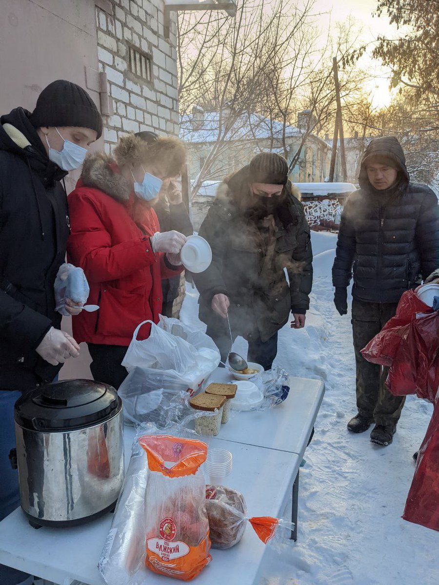sesevvaa's tweet photo. 29 января вместе с @ragimov063 и командой присоединились к добровольцам фонда «Рука помощи» и помогали раздать еду для нуждающихся жителей Самары. Видеть в глазах нуждающегося человека искреннюю благодарность и счастье, действительно воодушевляет🙏🏻

#Самара#ДепутатРагимов#добро https://t.co/Uc9O9jqAUV