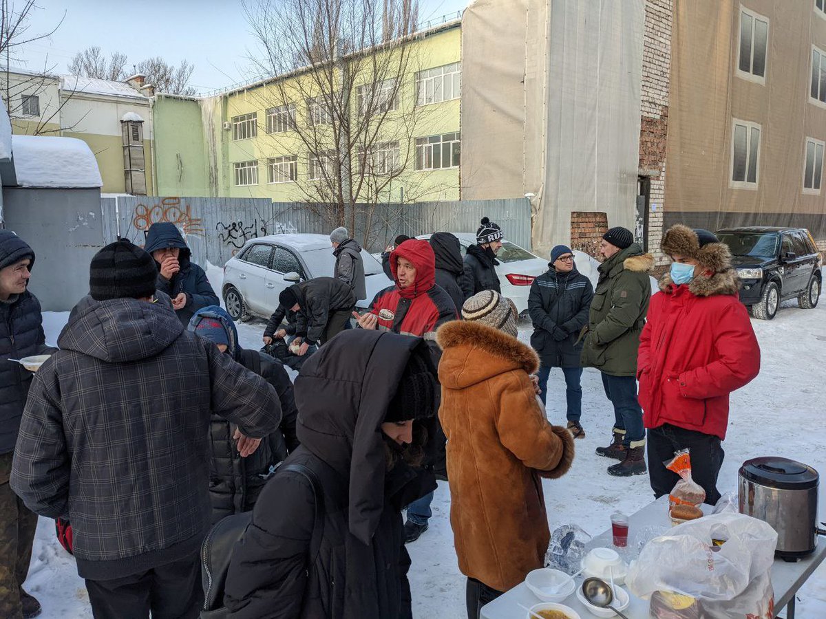 29 января вместе с <a href="/ragimov063/">Анатолий Рагимов</a> и командой присоединились к добровольцам фонда «Рука помощи» и помогали раздать еду для нуждающихся жителей Самары. Видеть в глазах нуждающегося человека искреннюю благодарность и счастье, действительно воодушевляет🙏🏻

#Самара#ДепутатРагимов#добро