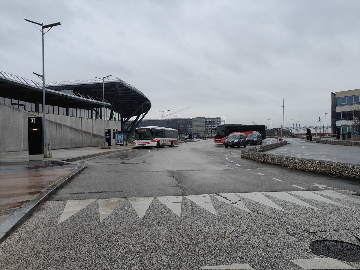 lejeunedutrain's tweet photo. Bon c'est quoi ce temps pourri à Lyon la 😭 ramenez moi mon soleil español ! #Satolas #STExAiport https://t.co/OZJIYkUzEU