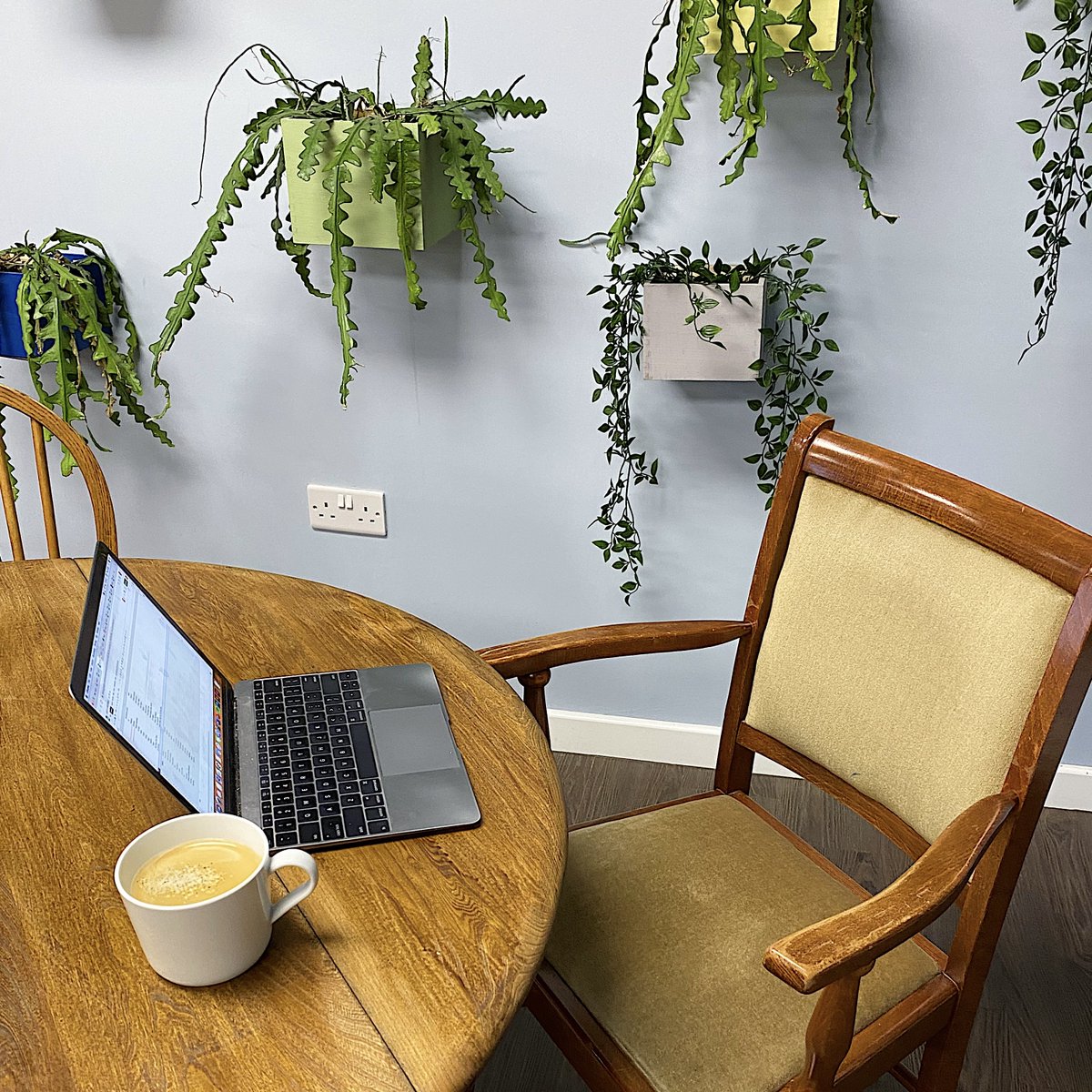 That Monday morning set-up. Just bring your laptop and we supply the rest 💫