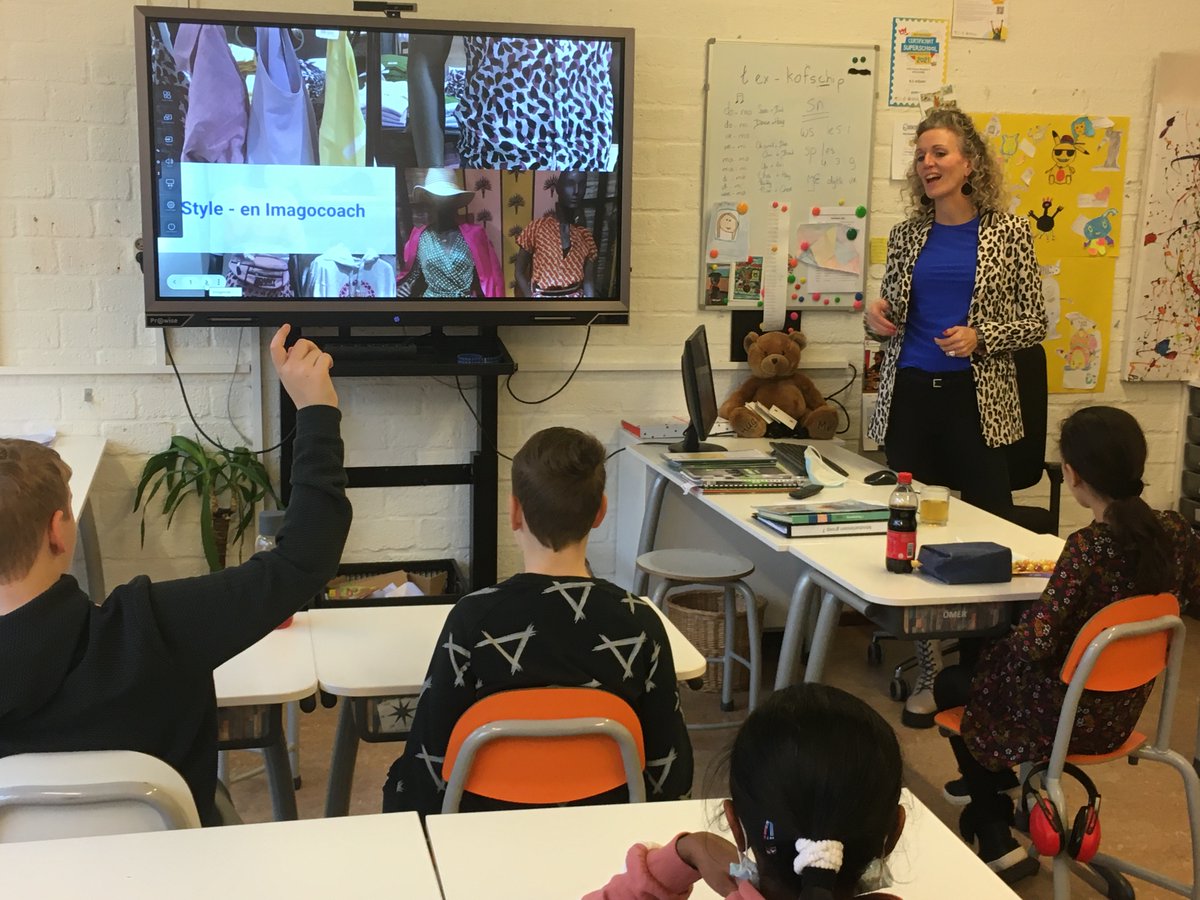 Nynke Politiek, <a href="/Style_update/">Nynke Politiek</a>, als Style- en Imagocoach vertellen hoe uiterlijk meespeelt in hoe anderen jou zien en wat het kan doen voor jezelf.
Met een moodboard lieten ze zien wie ze zijn en wie ze willen zijn. De boodschap dat je vooral goed bent zoals je bent stond voorop!