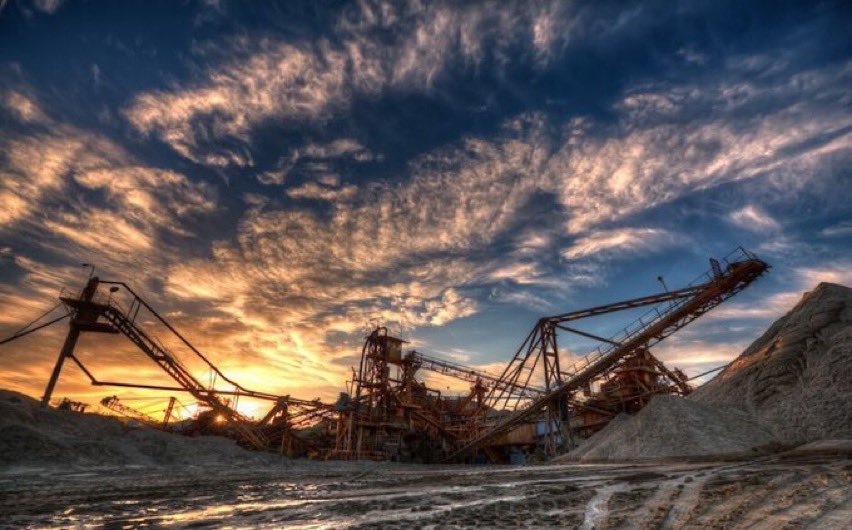 Горнодобывающая промышленность бразилии. Горная промышленность это. Карьер добыча. Добыча полезных ископаемых. Горная промышленность это.