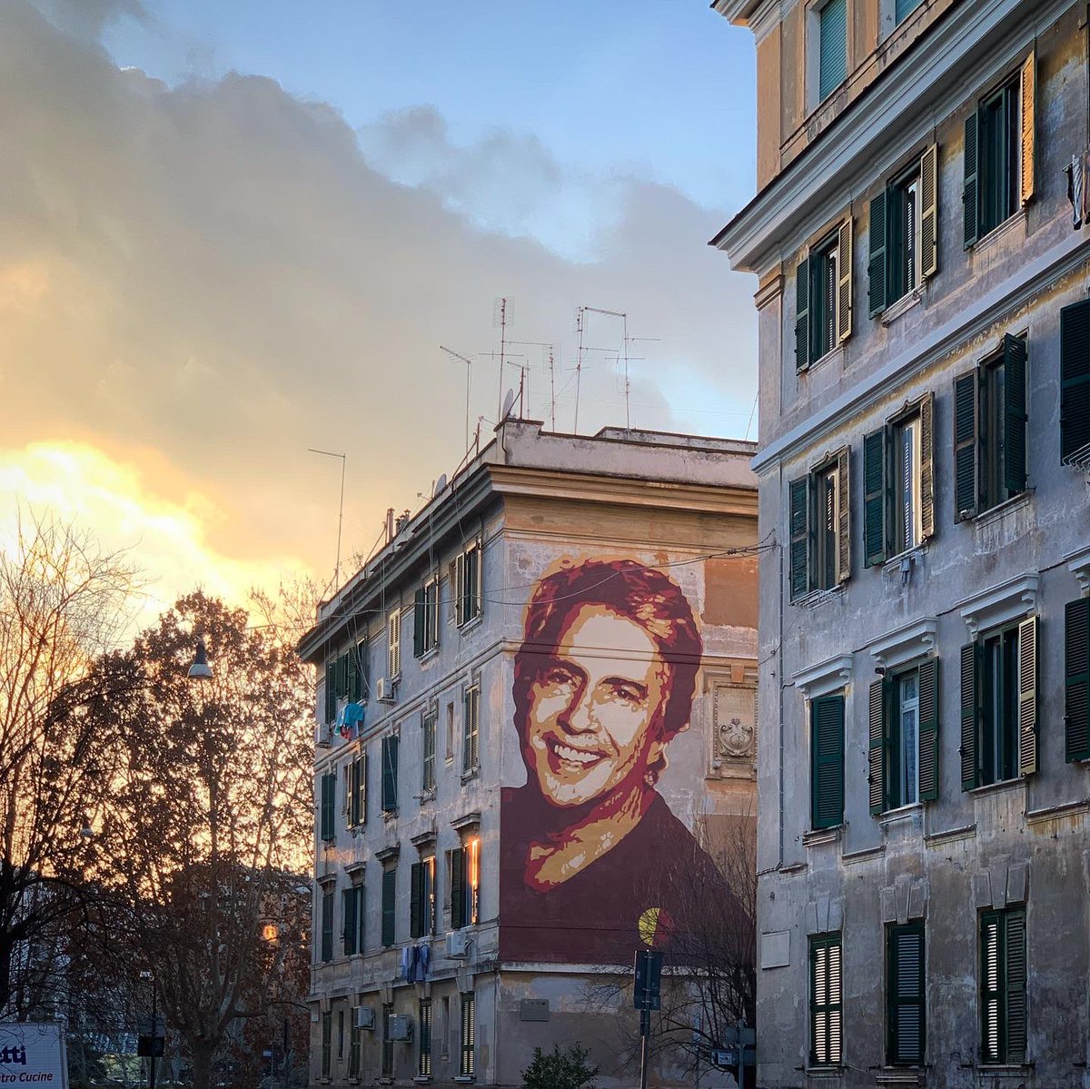 Un sorriso brillante e contagioso tra le architetture di #Testaccio: il nuovo splendido #murale realizzato da #Lucamaleonte, dedicato al grande cantautore #LandoFiorini. Cuore di #Roma ❤️

#RomaOra