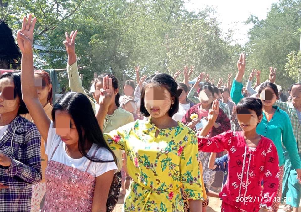KYITHAR95368969's tweet photo. Local residents and the BEGSC from #Myaing Tsp, joined demonstration to overthrow the #MilitaryDictatorship and demanded the people to take part in #SilentStrike on February 1. 

#2022Jan31Coup   
#WarCrimesOfJunta  
#WhatsHappeningInMyanmar https://t.co/TjVSIdRFjY
