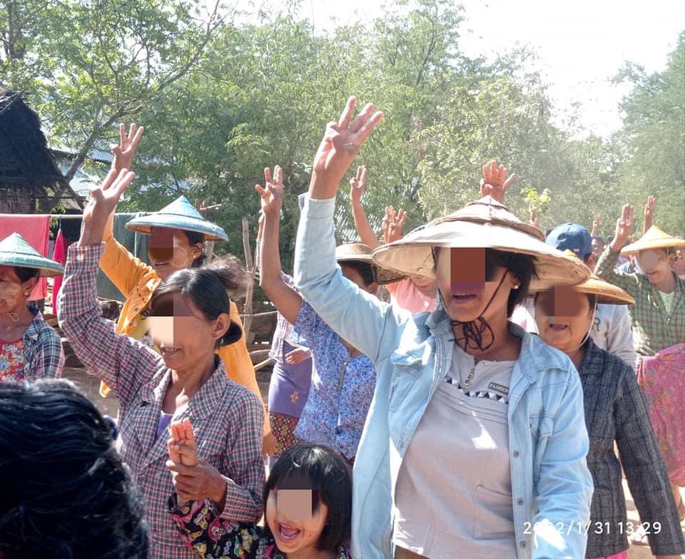 KYITHAR95368969's tweet photo. Local residents and the BEGSC from #Myaing Tsp, joined demonstration to overthrow the #MilitaryDictatorship and demanded the people to take part in #SilentStrike on February 1. 

#2022Jan31Coup   
#WarCrimesOfJunta  
#WhatsHappeningInMyanmar https://t.co/TjVSIdRFjY