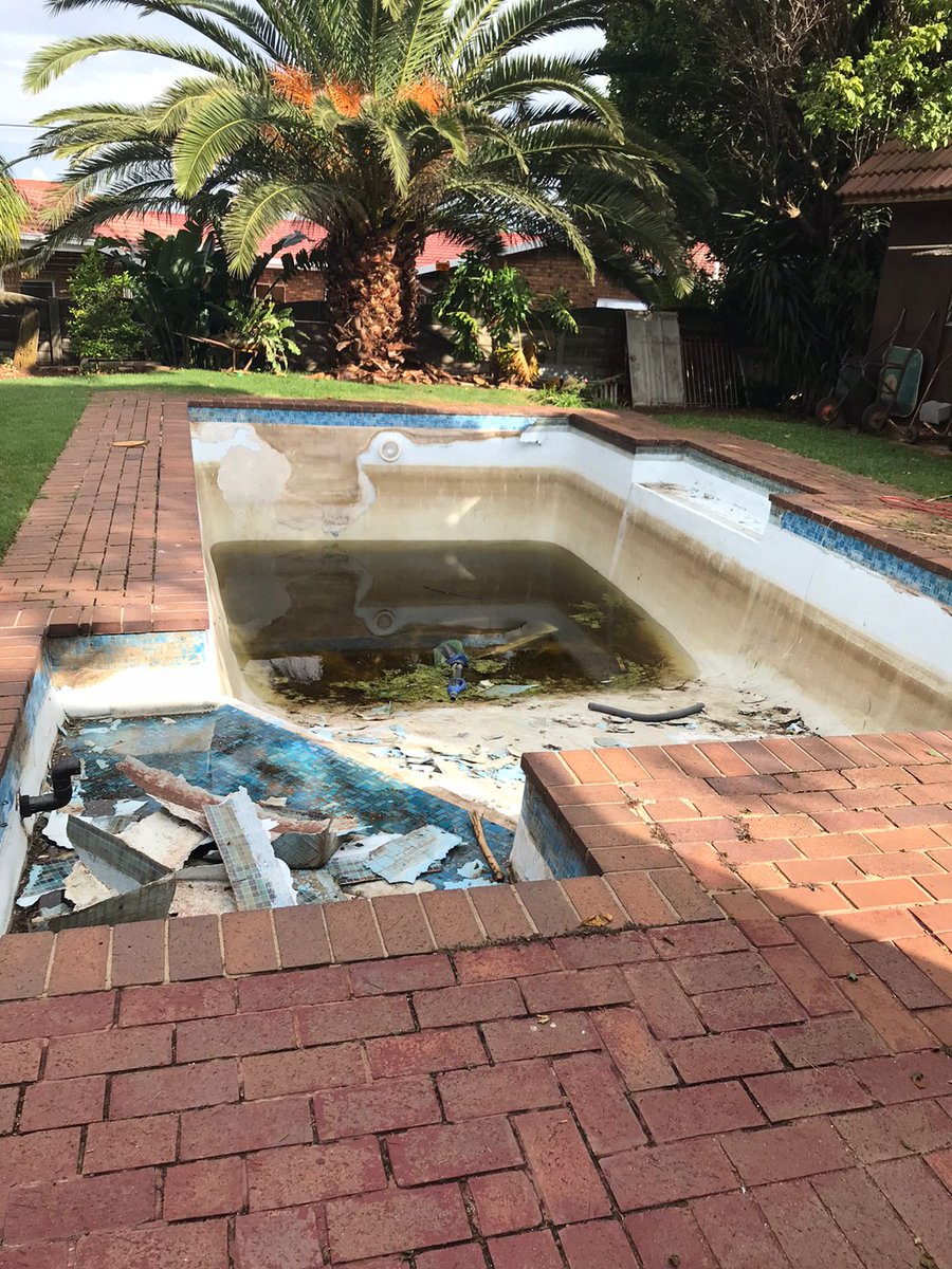 Swiftsolarpool's tweet photo. Like or retweet this post if you or someone you know has a pool which looks like this... we can help💪♥️ https://t.co/m9G5KrDdVo