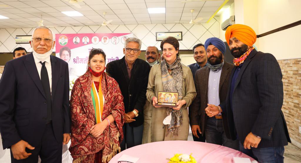 priyankagandhi's tweet photo. हम सुनेंगे भी और सुलझाएंगे भी।

आज नोएडा के नागरिकों से एक सार्थक संवाद हुआ।

इस बार बदलाव तय है।

#आ_रही_है_कांग्रेस https://t.co/banQATGZSc