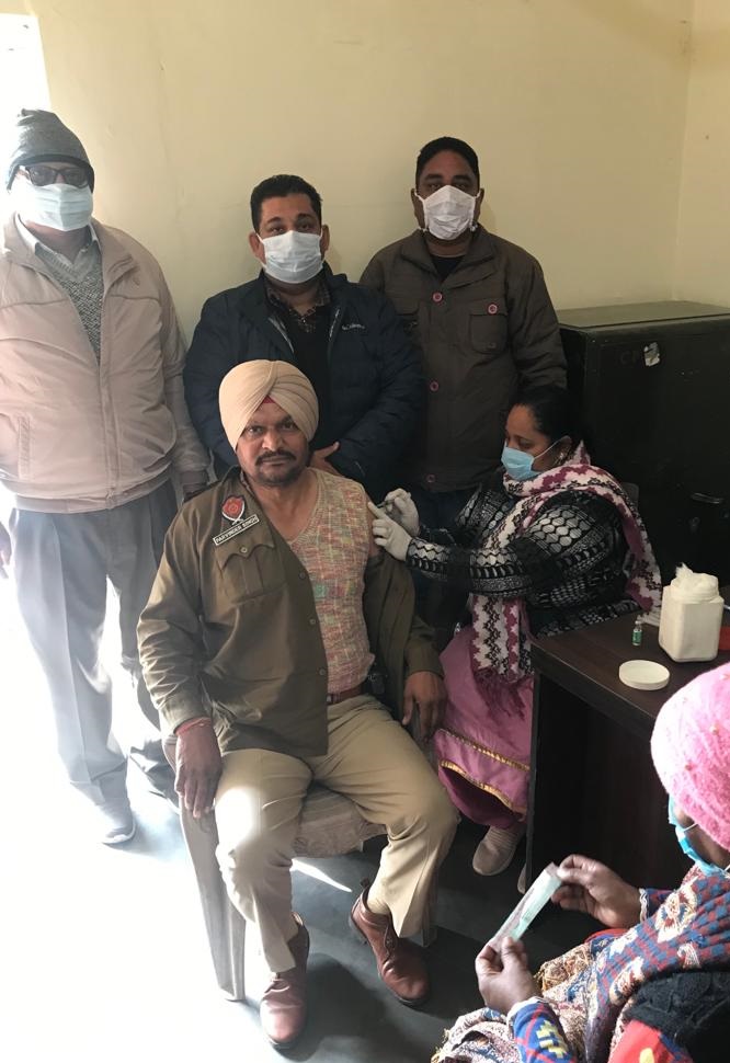 LudhianaRPolice's tweet photo. ਪੁਲਿਸ ਲਾਈਨ ਲੁਧਿਆਣਾ(ਦਿਹਾਤੀ) ਵਿਖੇ ਸਿਹਤ ਵਿਭਾਗ ਵੱਲੋਂ ਪੁਲਿਸ ਕਰਮਚਾਰੀਆਂ ਨੂੰ #BoosterDose ਦਿੱਤੀ ਗਈ।
#BoosterVaccination #Covid19 https://t.co/h6GQhhCGaj