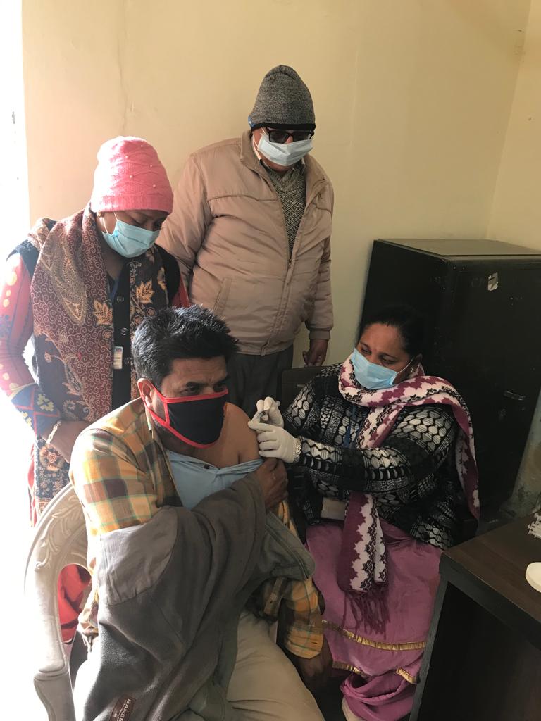 LudhianaRPolice's tweet photo. ਪੁਲਿਸ ਲਾਈਨ ਲੁਧਿਆਣਾ(ਦਿਹਾਤੀ) ਵਿਖੇ ਸਿਹਤ ਵਿਭਾਗ ਵੱਲੋਂ ਪੁਲਿਸ ਕਰਮਚਾਰੀਆਂ ਨੂੰ #BoosterDose ਦਿੱਤੀ ਗਈ।
#BoosterVaccination #Covid19 https://t.co/h6GQhhCGaj