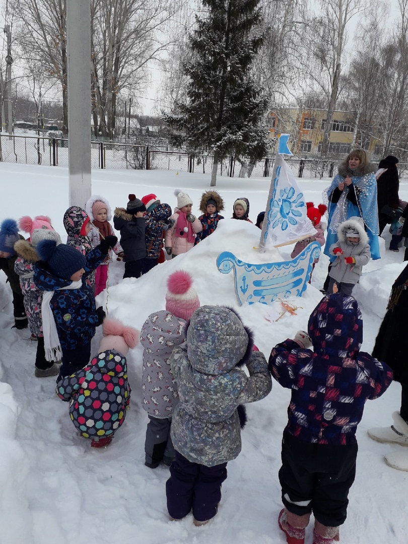 27.01.22провели Зимнее развлечение, в рамках Года культурного наследия народов России и  Программы воспитания. Знакомим дошк-в с различными видами народных промыслов. На территории дс "Солнышко"был подготовлен "Гжельский городок" с различными заданиями для ребят. Получилось ЧУДО!