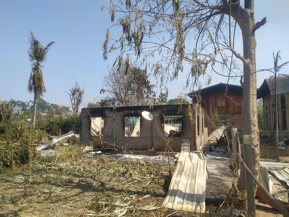 Military terrorists raided Wapar and Thapyaythar villages, Debayin tsp, Sagaing division yesterday, pillaged and set fire to the residential properties so that 7 civilians’ houses and rice were burnt down. #2022Jan31Coup #WhatsHappeningInMyanmar https://t.co/v5DNs3T8Xv