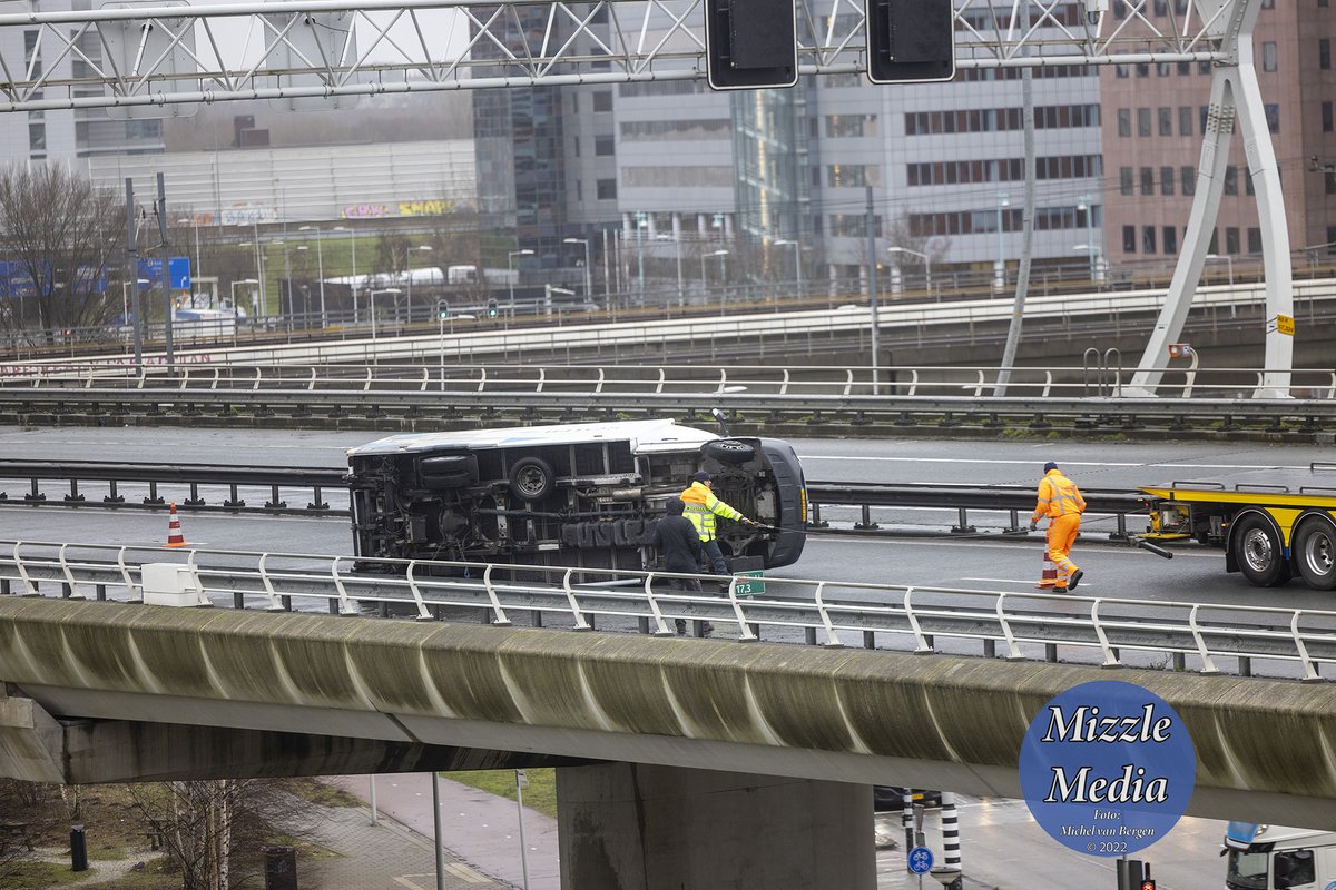 mvbergen's tweet photo. Een bestelbus van #intos op z'n kant op de #A5 bij #Amsterdam, de snelweg richting #Hoofddorp is daarom vanaf de #A10 afgesloten #storm #StormCorrie https://t.co/X9t2scw8I0
