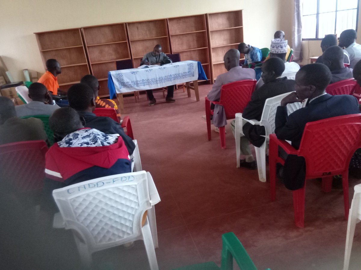 CommuneMusigati's tweet photo. Kuri uyu wa 31/01/2022,Musitanteri wa  komine Musigati yagiranye inama y'abaserukira imigambwe,amashengero n'intwaro ku nzego zitandukanye mu ntumbero yo kuyaga uko umubano mwiza hagati yabo wobandanya umeze neza @BubanzaProvince @MininterInfosBi @CnddFdd https://t.co/AoiDDRogb5