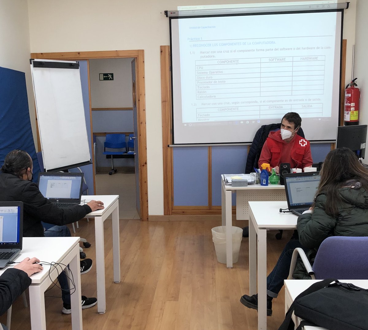 CruzRojaSevilla's tweet photo. Nuestro #VoluntariadoDigital realizó más de 3.500 atenciones en nuestra provincia en 2021, ayudando a personas vulnerables a salvar su #brechadigital. 

Con 2 horas semanales puedes ayudar a muchas personas, ¿te unes al equipo Digital? 

Apúntate aquí👉 https://t.co/BlAJ5mKsCw https://t.co/OOrKrGFoVR