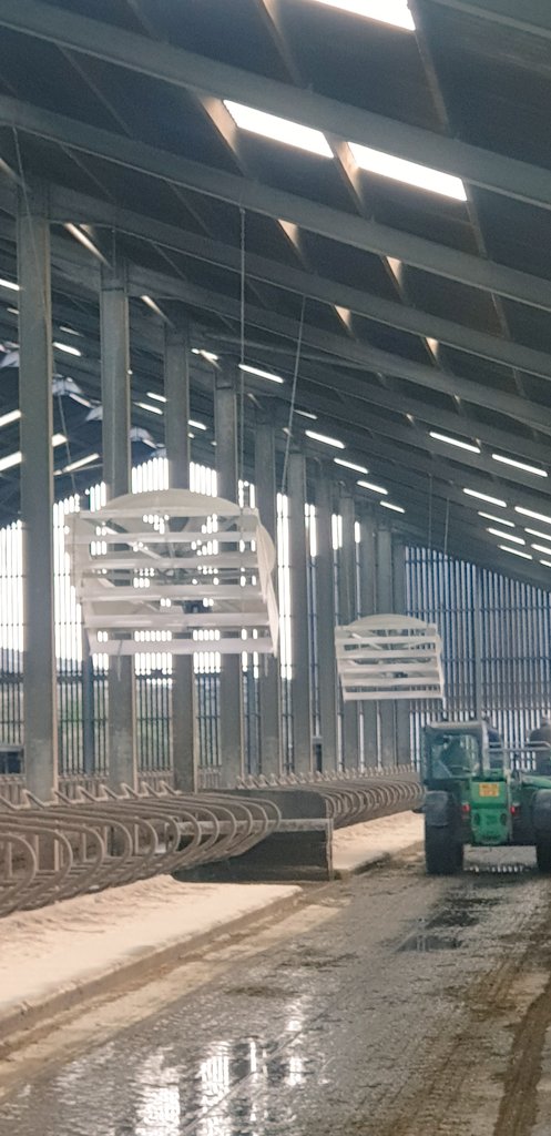 Vectored air. Original Topcool 72" Cyclones installed by another top young farmer in sight of Blackpool Tower. Precise airspeed on the doubles, induced air change on the singles.