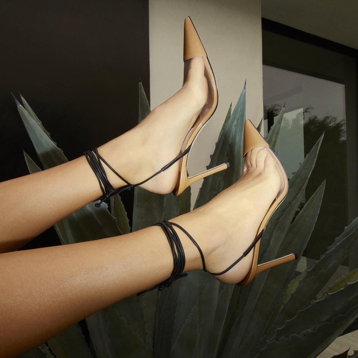 Elevate your wardrobe neutrals with the FARLEY pumps #JimmyChoo

bit.ly/3nLXQWy