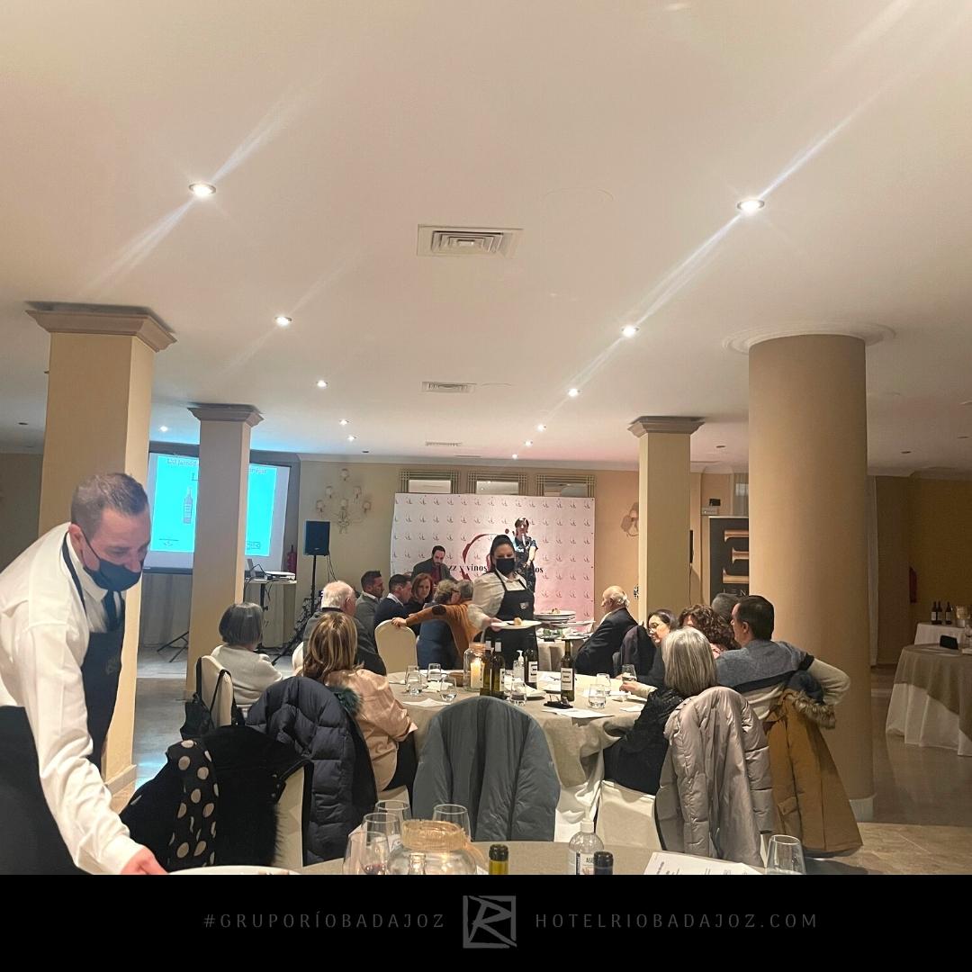 gruporiobadajoz's tweet photo. El pasado jueves disfrutamos de otra Jornada de #jazzyvinos entre amigos 🍷🎷
Los vinos elegidos para esta ocasión fueron los de la Bodega Leneus, vinos Ecológicos galardonados con premios nacionales. 🍷
Y para finalizar un concierto de jazz con Amalia Toboso.
#gruporíobadajoz https://t.co/rZZJEXVdSv