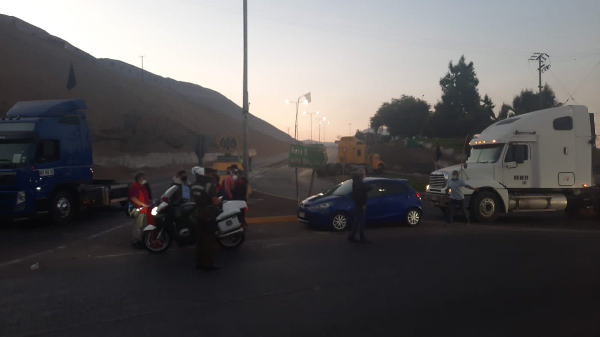 HombredeRadio's tweet photo. #IQUIQUE 7:00 
[PARO GENERAL]
BLOQUEADOS todos los accesos desde y hacia Alto Hospicio y el Tamarugal; Rotonda de Bajo Molle, Ruta 1 Los Verdes hacia y desde el Aeropuerto, Puerto y Zona Franca totalmente cerrados. Presencia de carabineros en algunos puntos @biobio https://t.co/XhkROx083m