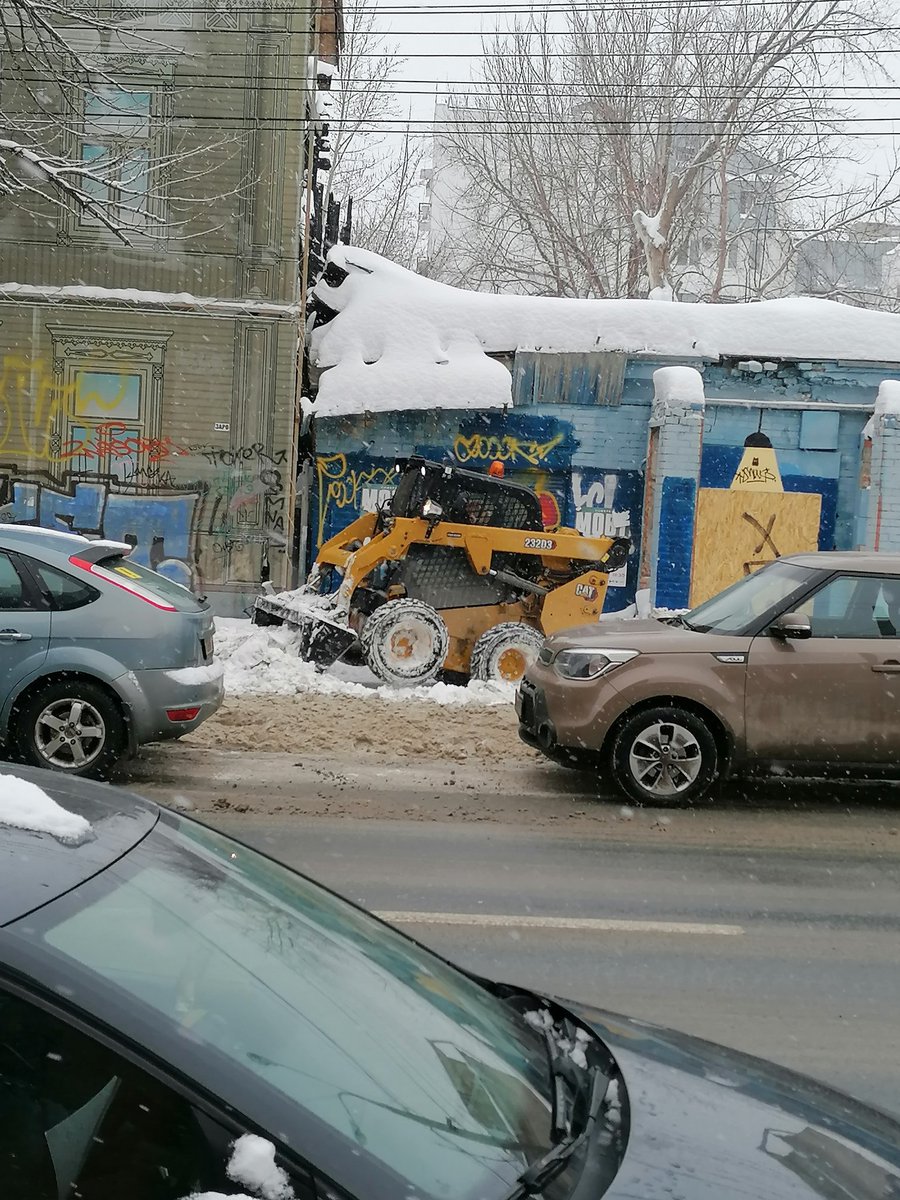 Проводится механизированная очистка тротуара от снега по ул. Некрасовская. 
<a href="/rradyukov/">Роман Радюков</a> <a href="/AdmSamRna/">Администрация Самарского внутригородского района</a>