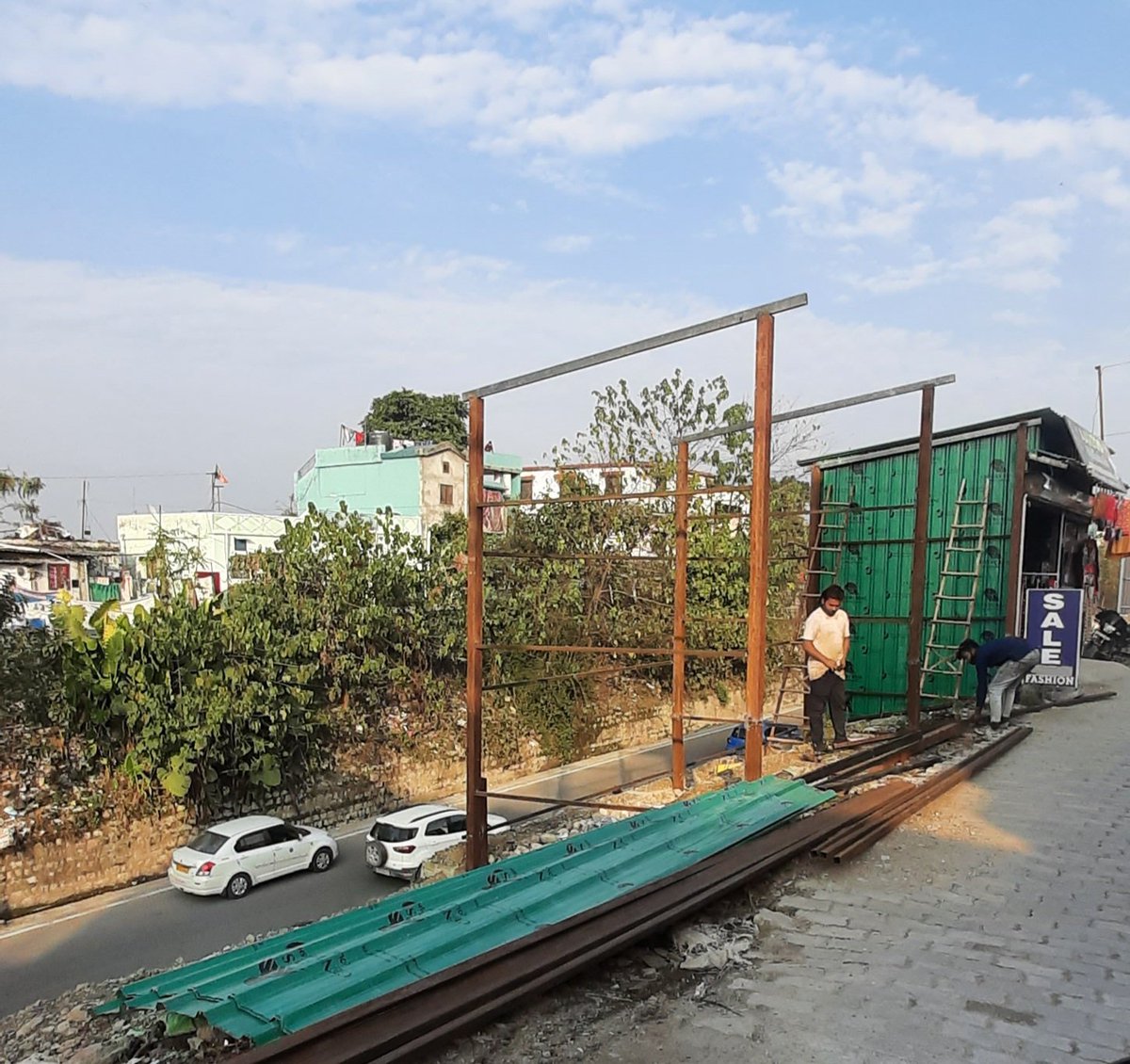 शिकायतों के बाद भी प्रशासन नाकामयाब अतिक्रमण रुकवाने में.प्रेमनगर देहरादून में सरकारी भूमि पर जारी है अतिक्रमण .खाली सरकारी भूमि जिसे 2021 में sdm सदर द्वारा अतिक्रमण हटाया गया था दोबारा प्रशासन के चुनाव में व्यस्त होने का लाभ उठाकर कर रहे हें कब्ज़ा. इनके विरुद्ध कार्यवाही हो.