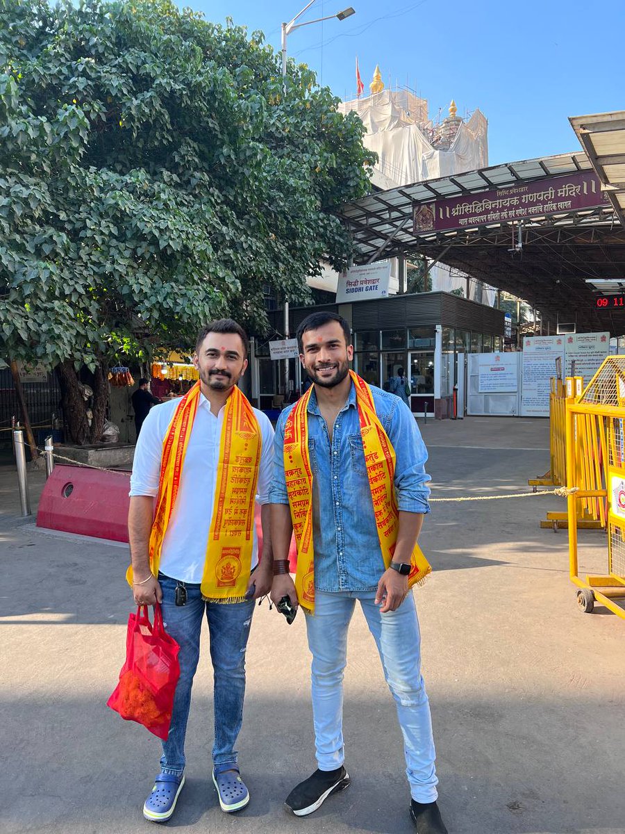Vikaspatil1982's tweet photo. माझ्यासाठी व तुम्हां सर्वांसाठी बाप्पाकडे प्रार्थना केली आहे हे वर्ष तुम्हा सर्वांना सुख, समृद्धी आणि भरभराटीचे जावो. 
गणपती बाप्पा मोरया🌺🙏🏻
#Blessed ✨
-
-
#TeamVikasPatil #ShreeSiddhiVinayakTemple #VikasSpeaksUp   #BiggBossMarathi3 #vikasholic #VersatileVikas #Colorsmarathi https://t.co/nyD1L2kjCO