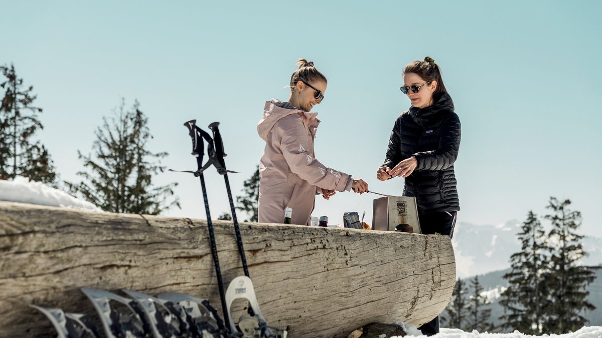 uft_ftv's tweet photo. Sillonner en #raquettes à neige un itinéraire balisé et s’installer pour déguster une bonne #fondue, c’est possible aux #Paccots!
Après avoir déballé le kit à #fondue, trinquez et goûtez au saucisson inclus dans le forfait.
👉 https://t.co/n26jPq5m18
@STMediaCH
@fribourgregion https://t.co/htCJYccJgS