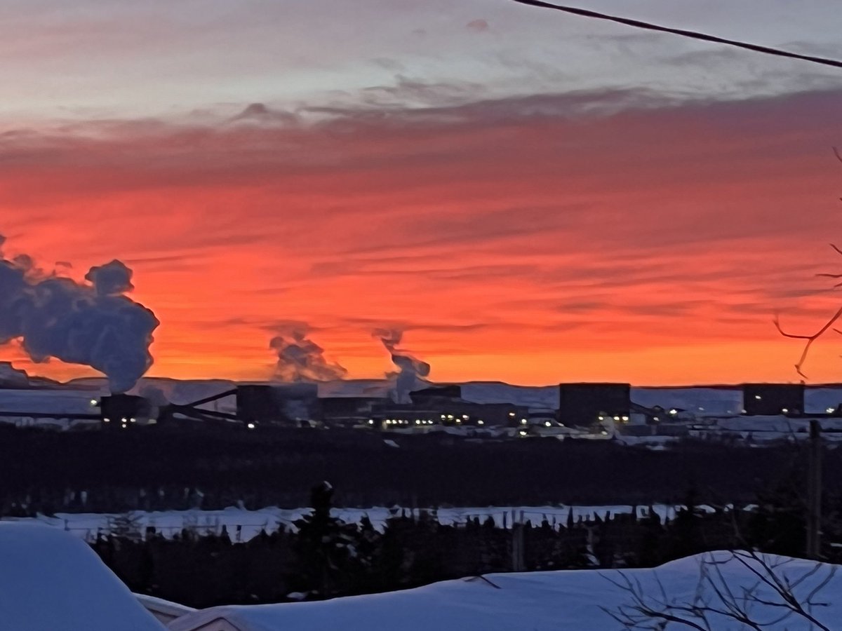 Red sky at night is a miner’s delight. Lab West has the best sunsets. Thanks to Tacora teammate Pat Matrin for the snap! What a beauty! 🔥 #nlwx   #Wabush #ScullyMines <a href="/TacoraTeam/">Tacora Resources Inc.</a>