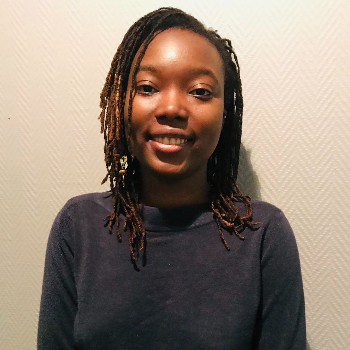 Cinéaste et militante féministe pour les #droitsdesfemmes au #Bénin, <a href="/cglele64/">glele cornélia</a> est membre <a href="/FeministesAO/">Réseau des Jeunes Féministes d'Afrique de l'Ouest</a> et <a href="/roajelfbenin/">Roajelf Bénin</a>.
Elle a créé le premier Festival de Films de Femmes de Cotonou.
#Cinema #Afrique #Feminism

➡️Son portrait dans @7milliardsRFI 
🎧 rfi.my/882o.t