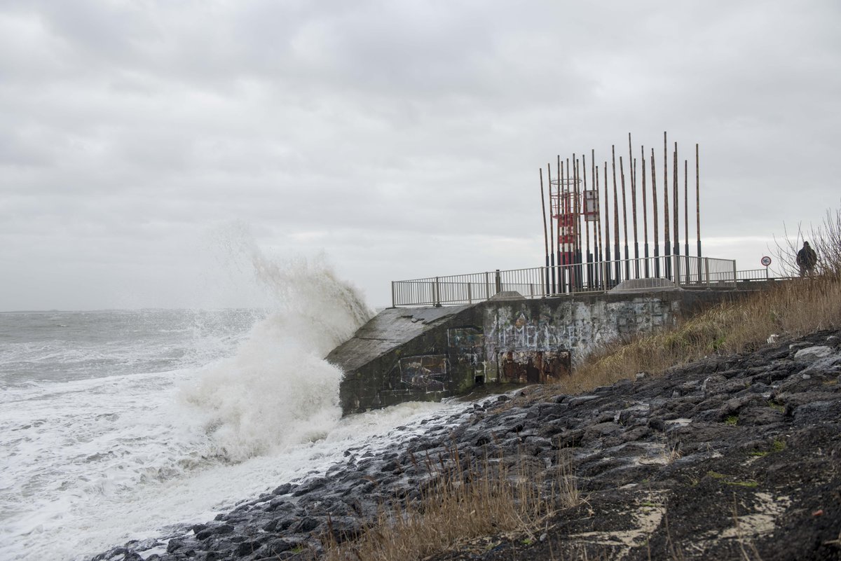 waterschap's tweet photo. Het waterschap heeft fase 2 van het Maatregelplan hoogwater ingesteld. We verwachten om 13.30 uur een waterstand van + NAP 3,30 m (Vliss). We sluiten coupures, dijkovergangen en sommige buitendijkse wegen. Lees meer: https://t.co/UhPohYOrEr. #drogevoeten #veiligedijkenenduinen https://t.co/Bta06ugeW8